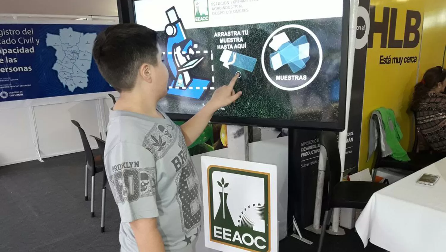 Los niños reciben premios si aciertan con las preguntas en el stand de la EEAOC. FOTO GENTILEZA PRENSA EEAOC