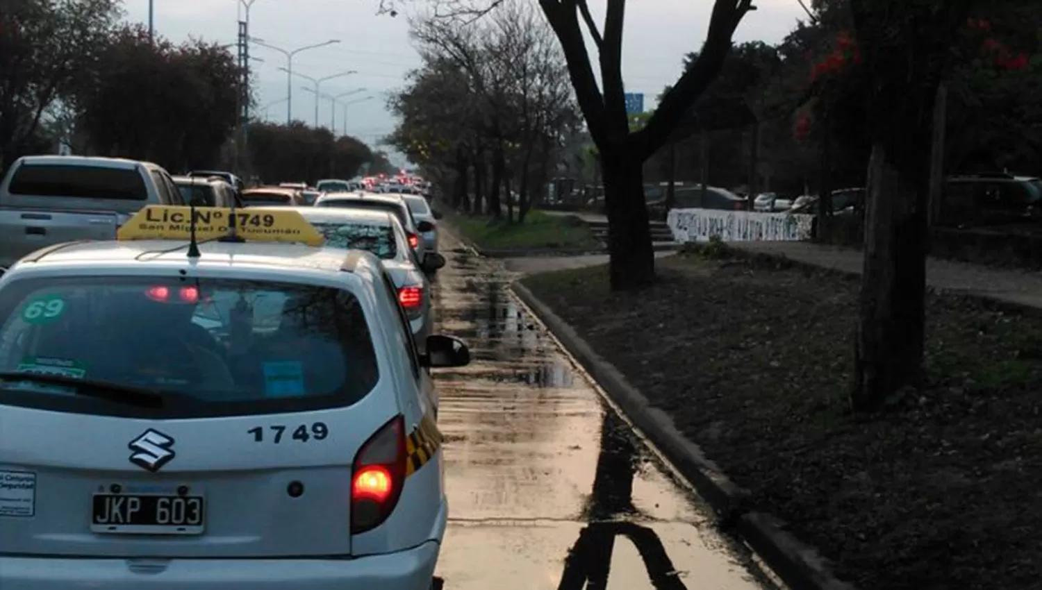 Foto enviada por un lector, en la que se observa una fila de autos que parece interminable en el semáforo de la rotonda del Camino del Perú. 