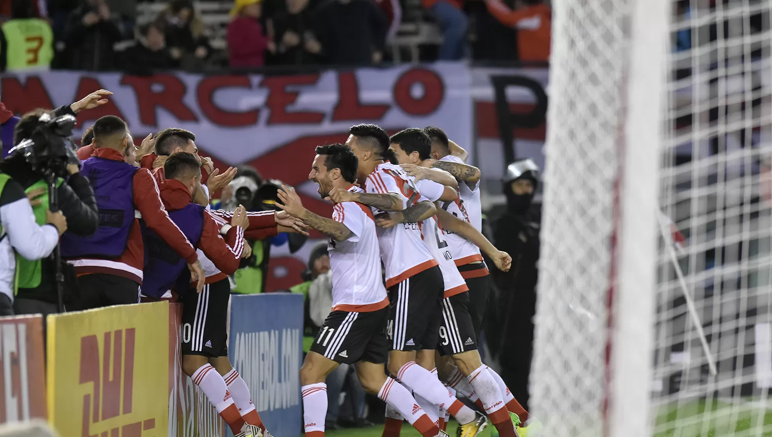 Scocco vivió una noche soñada e igualó el record del Chango Moreno