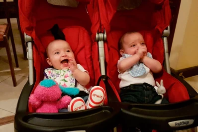 La historia detrás de la foto del profesor tucumano que dio clases con los mellizos de una alumna