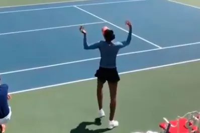 Video: Venus Williams se divierte bailando en pleno partido