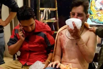 Hinchas de River golpearon y asaltaron a fanáticos bolivianos