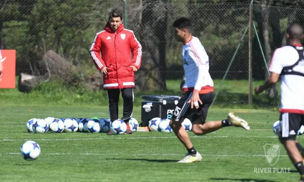 MENSAJE. Gallardo observa siempre atento a sus dirigidos. Para esta ocasión trató de motivarlos desde lo mental, sobre todo. prensa river