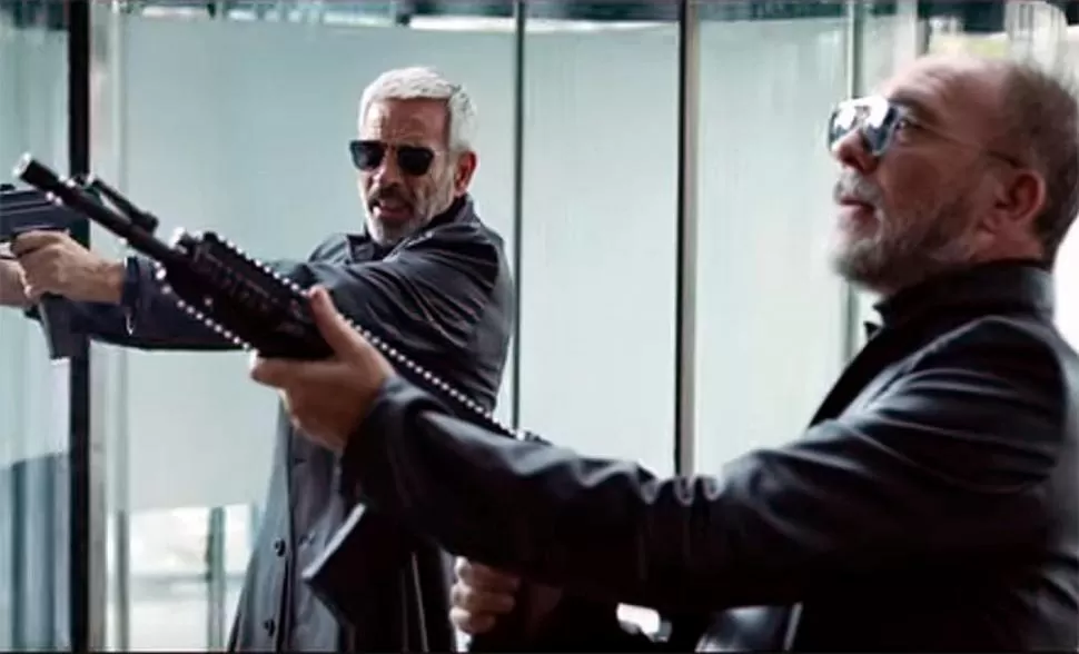 DE TEMER. Armas en mano, Imanol Arias y Darío Grandinetti intentan cambiar su destino bastante oscuro.  