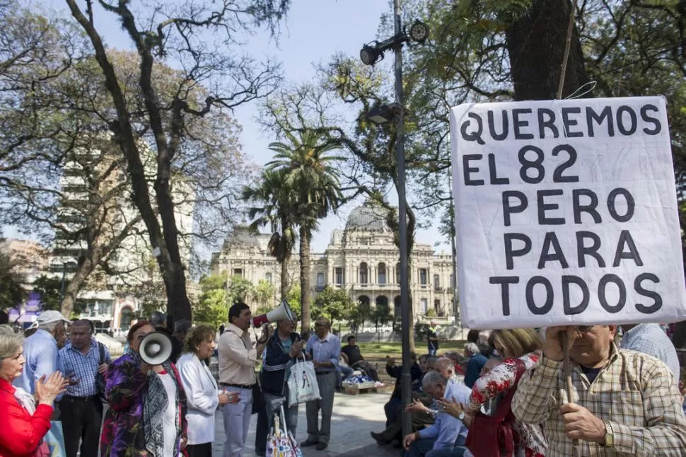 ESCÉPTICOS. Los jubilados no dejarán de marchar cada miércoles. la gaceta / FOTO DE JORGE OLMOS SGROSSO