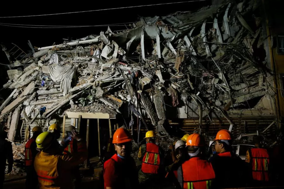 BUSCANDO UNA LUZ DE ESPERANZA EN LAS TINIEBLAS. Los rescatistas trabajan sin horarios y sin descanso. fotos de reuters