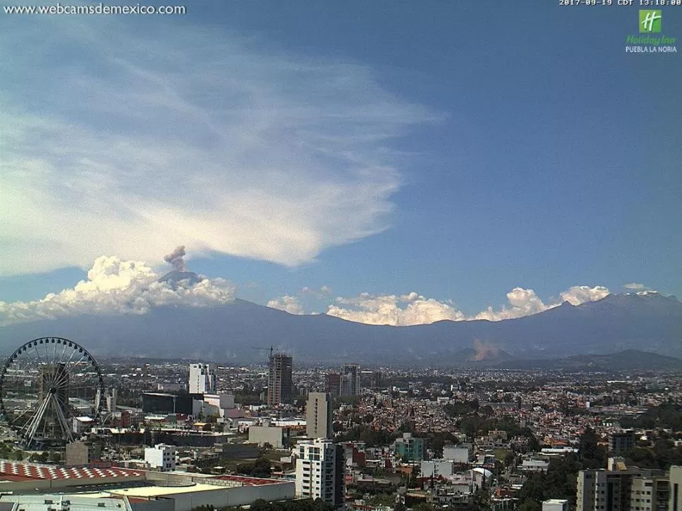 VISTO DESDE PUEBLA. Según el Centro de Prevención de Desastres, la actividad de “Don Goyo” está controlada. twitter