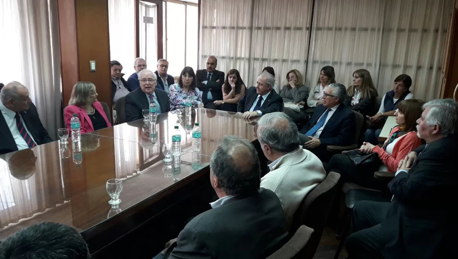 Guillermo Jaim Echeverry (en uso de la palabra) durante su visita a la Facultad de Medicina de la UNT. FOTO GENTILEZA SEBASTIÁN GANZBURG