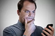 Revisarle el teléfono a la pareja “es una práctica naturalizada”