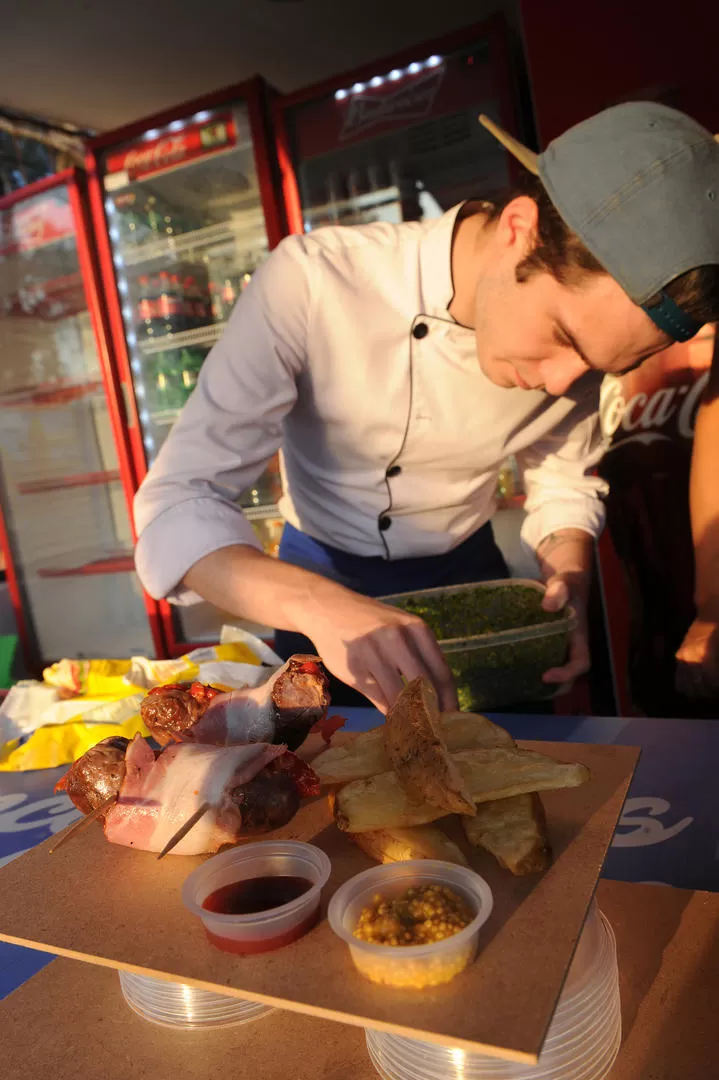 ASADO DIFERENTE. Franco Cuezzo prepara chorizos envueltos en panceta con salsa barbacoa y verduras. LA GACETA / FOTOS DE HÉCTOR PERALTA.-