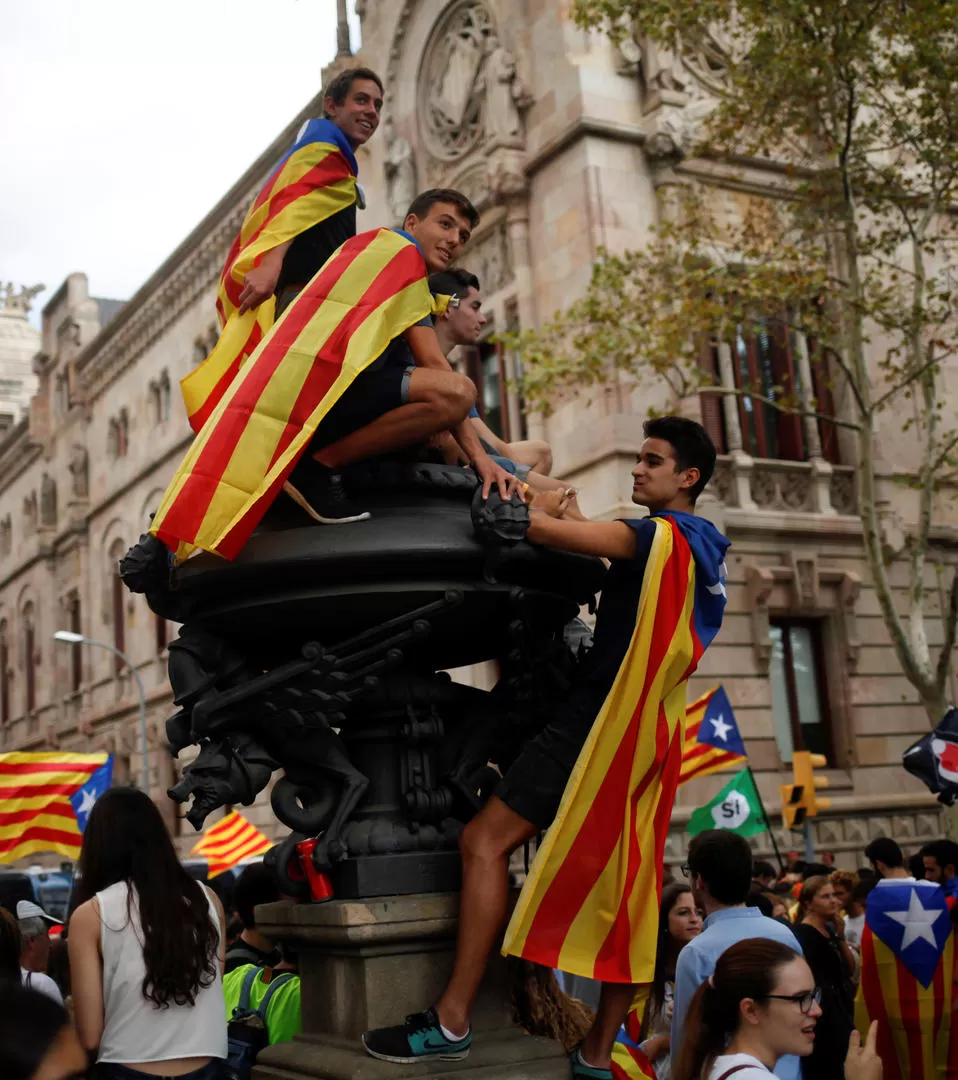 EN BARCELONA. Los independentistas marcharon contra las detenciones. reuters