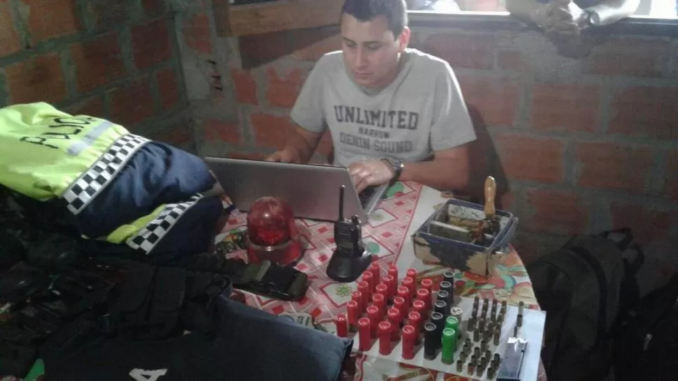 LOS SECUESTROS. Personal de Sustracción de Automotores encontró los uniformes, proyectiles y otros elementos policiales que utilizaban.  
