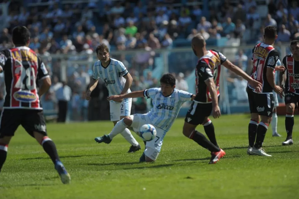 PASA POR UN MOMENTO DE ALTO NIVEL. Luis Miguel Rodríguez, “El Pulga”, es hoy la gran carta goleadora que ofrece Atlético en cada partido. la gaceta / foto de franco vera