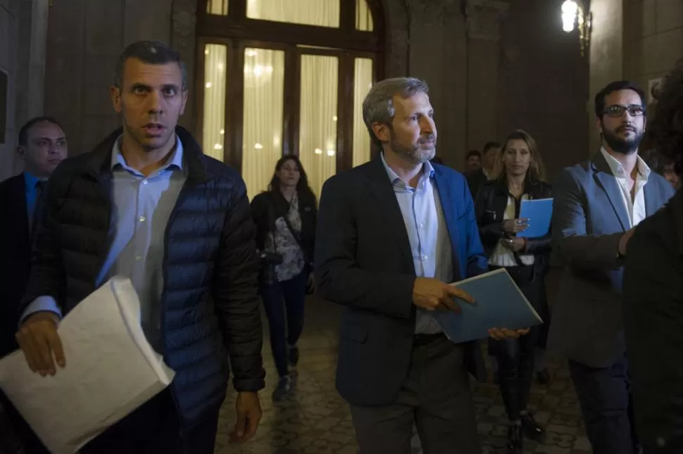 CON LA CARPETA QUE CONTIENE LOS NÚMEROS. Rogelio Frigerio, ministro del Interior de la Nación, a la salida de la audiencia con Juan Manzur. la gaceta / foto de  diego aráoz