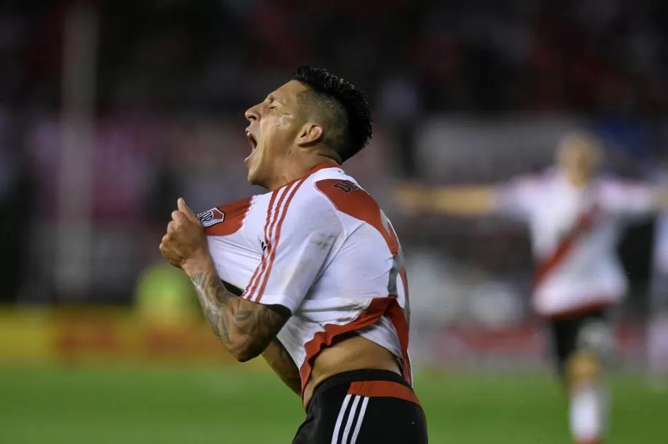 FESTEJO. Pérez celebra con todo el primero de sus goles, el cuarto de River, que comenzaba a asegurar el pasaje a “semis”. Dyn