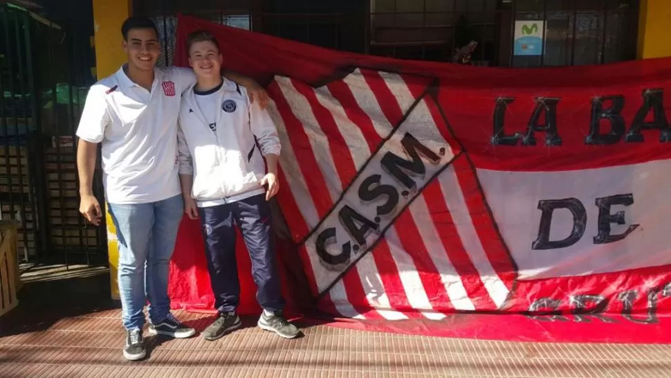 FELICES. Emilio y Facundo posan en el centro de la ciudad, horas previas al duelo. la gaceta / foto de miguel décima (enviado especial)