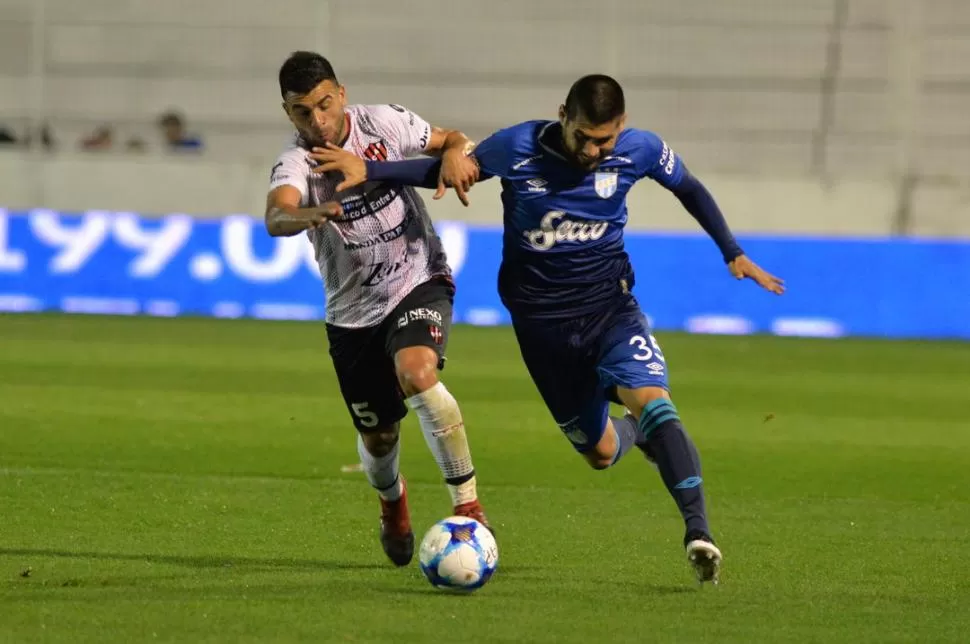 CARRERA. Villagra, que otra vez se quedó corto a la hora de llegar al área rival, intenta superar en velocidad a Guzmán. foto de javier escobar (especial para la gaceta)