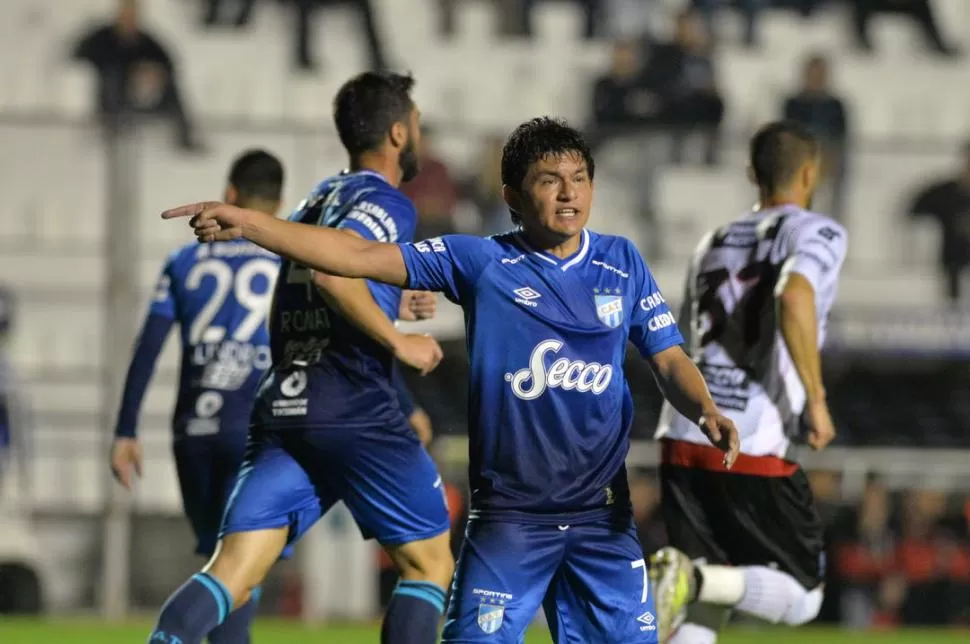 UNA DE LAS ÚLTIMAS. Rodríguez marca un pase ya fallido. El delantero salió promediando el primer tiempo por lesión.  foto de JAVIER ESCOBAR (especial para la gaceta)