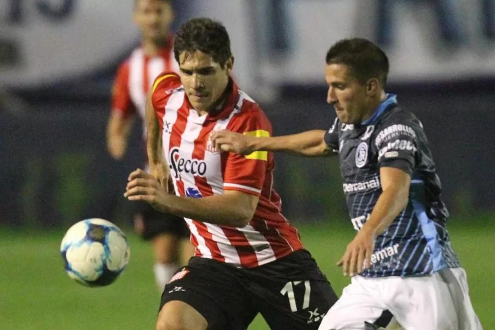 PURA LUCHA. Gabriel Graciani intenta llevarse la pelota ante la marca de Mauro Cerutti. La imagen refleja lo que fue el partido: muchos roces, poco fútbol. foto de marcelo ruiz (especial para la gaceta)