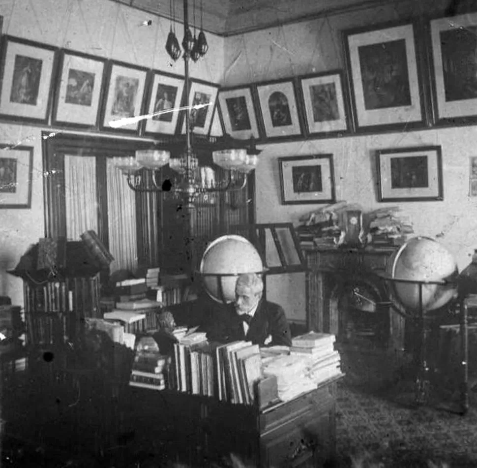 PAUL GROUSSAC. El maestro franco-argentino, en su despacho de la Biblioteca Nacional. 