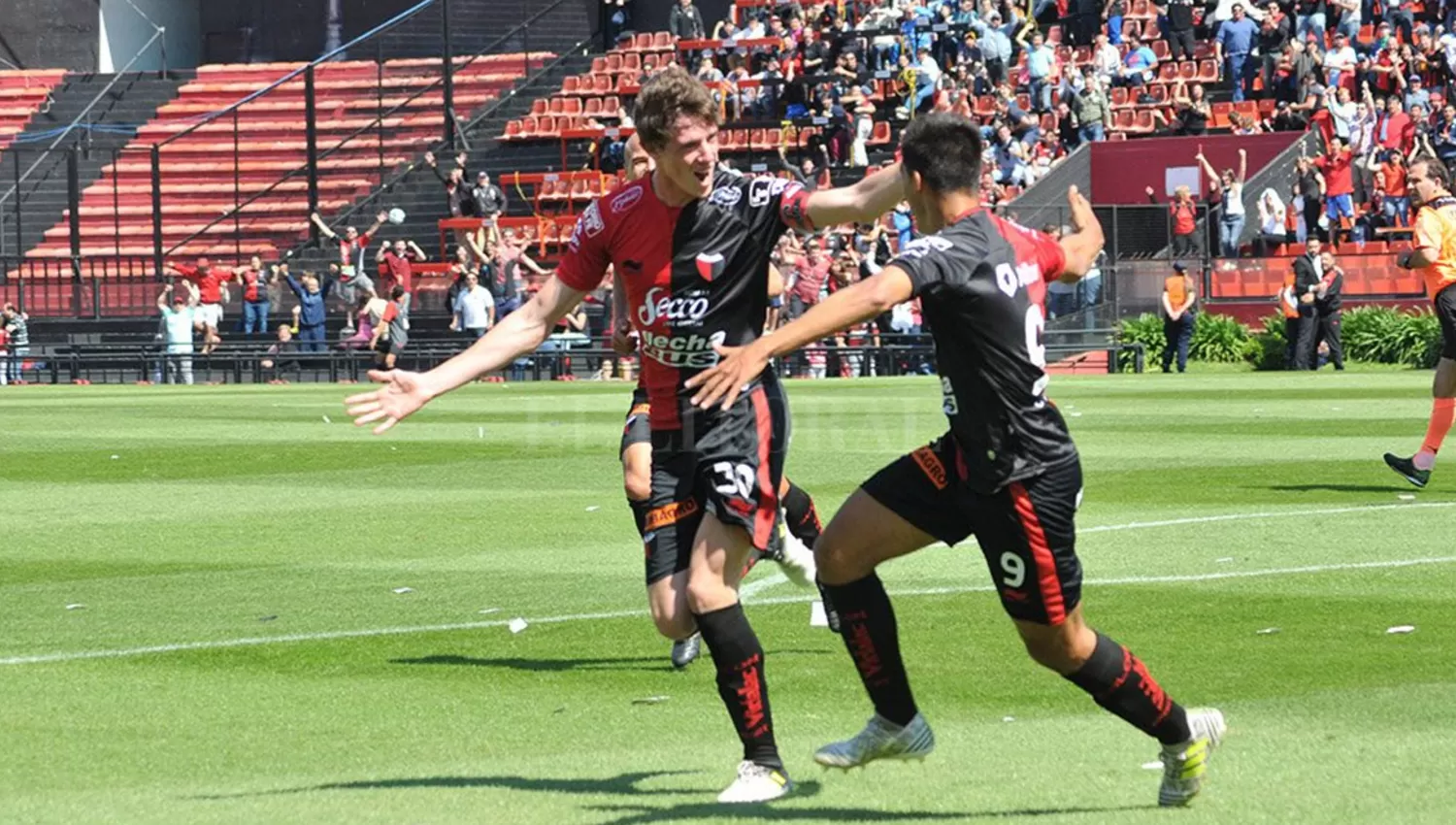 A FESTEJAR. Conti puso la cabeza para desatar el delirio de los hinchas de Colón. FOTO TOMADA DE ELLITORAL.COM