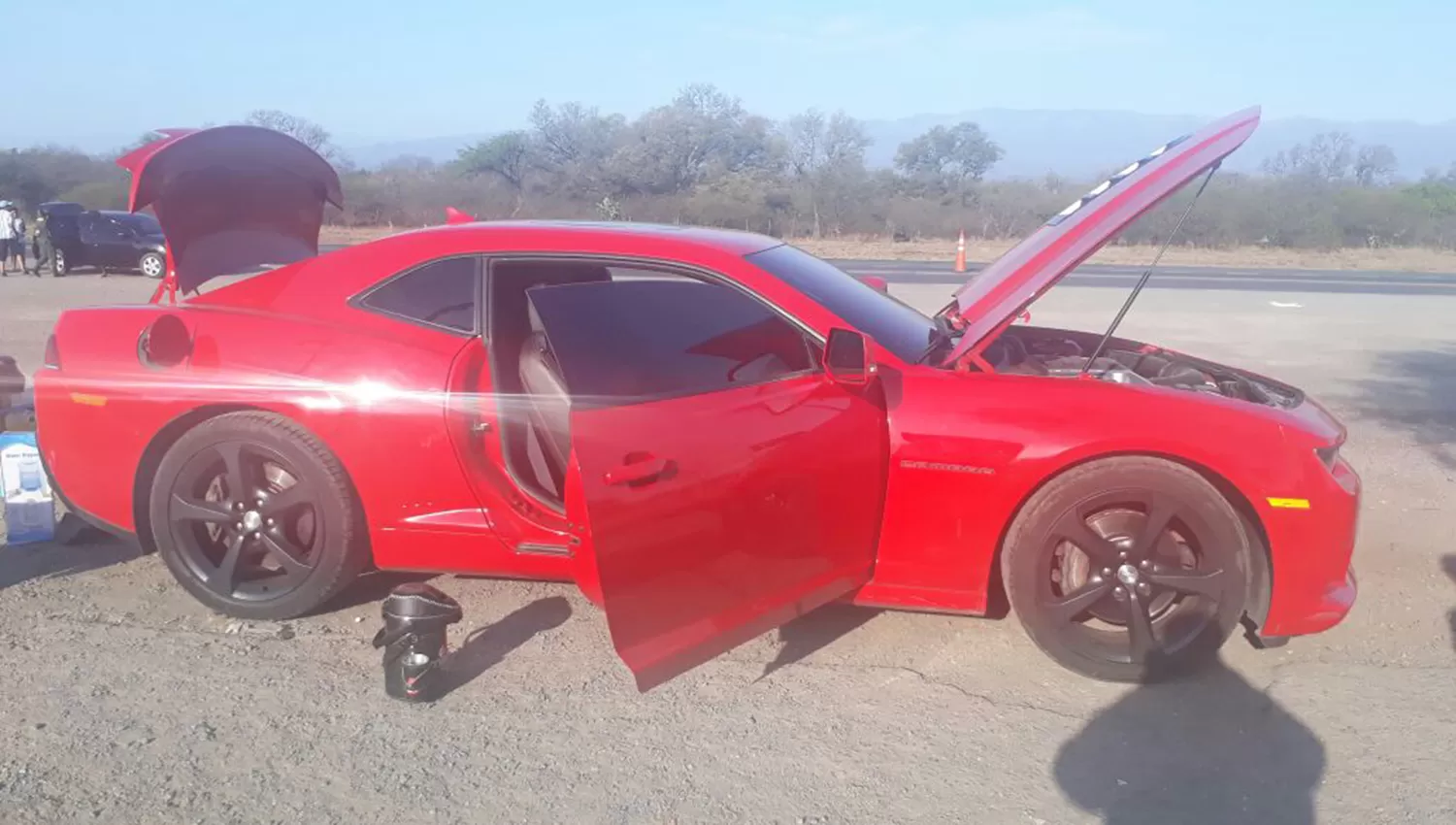 Gendarmería secuestró un Camaro rojo. FOTO ENVIADA VÍA WHATSAPP. 