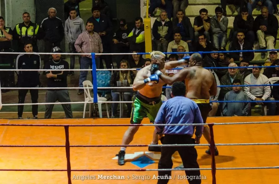 MÁS PRECISO. Pucheta aprovecha toda la extensión de su brazo para golpear. foto de angeles merchan + sergio acuña fotografia