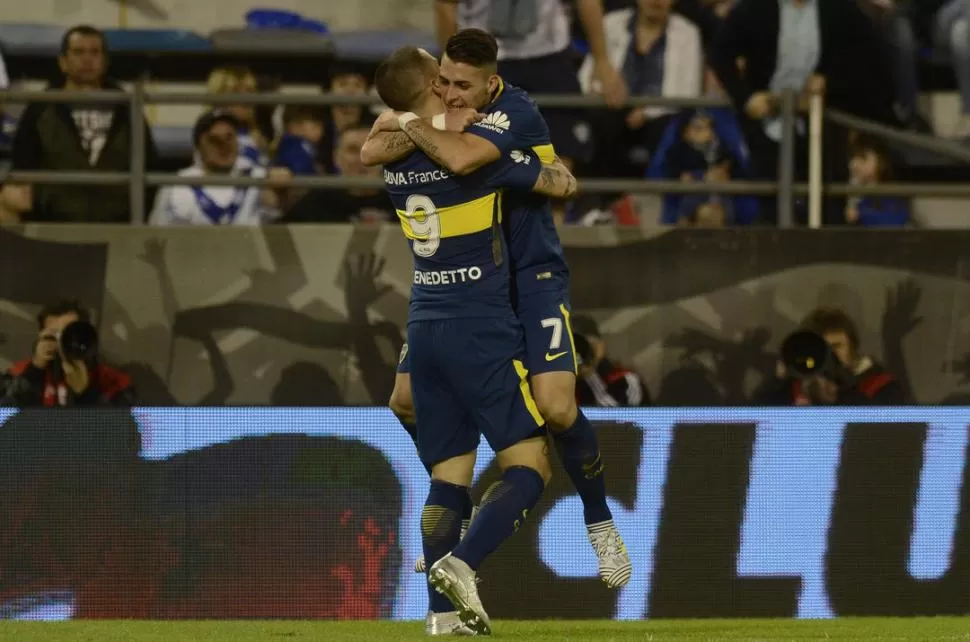 SOCIOS. Benedetto abraza a Pavón, luego del 2-0. El extremo ganó en velocidad y habilitó a “Pipa”, que definió con clase. Dyn