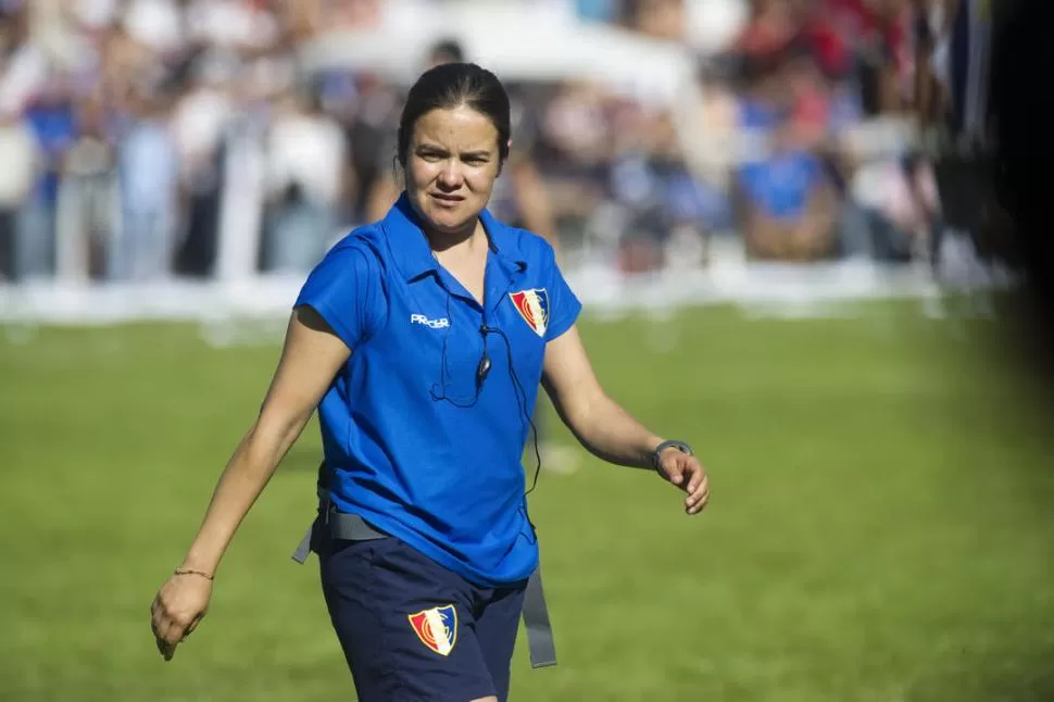 JUGADOR NÚMERO 16. En sus ocho años en el club, la “profe” Priscila Álvarez se ha ganado el respeto de los “Blancos”. la gaceta / FOTO DE DIEGO ARAOZ