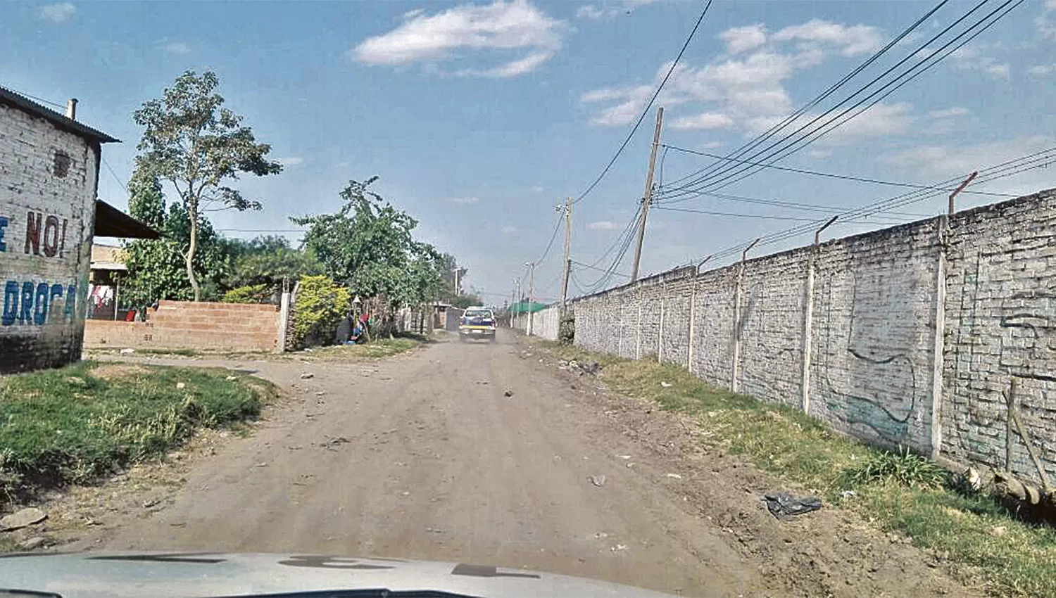 LAS CALLES DEL ASENTAMIENTO. Una patrulla de la comisaría 13ª recorrió la zona del crimen por la tarde para evitar que se produjeran represalias.