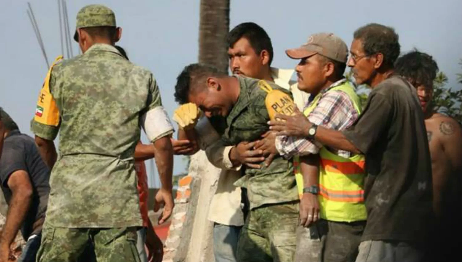 TRISTEZA. En las últimas horas se difundió una conmovedora imagen de un soldado llorando por no haber logrado rescatar con vida a una mujer y su hija.