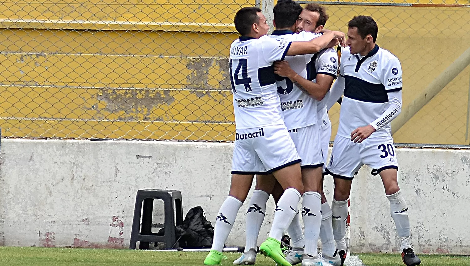 TODOS PARA UNO. Brahian Alemán ya anotó su golazo y es felicitado por sus compañeros. TÉLAM