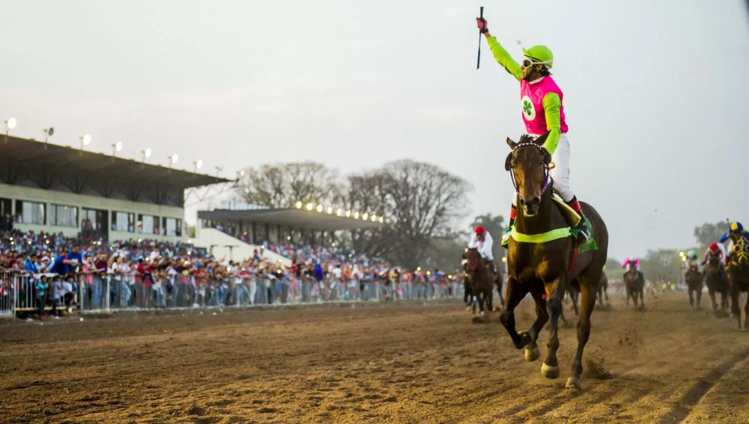 FELICIDAD. El jockey Matías Basualdo celebra el primer lugar. LA GACETA / FOTO DE JORGE OLMOS SGROSSO