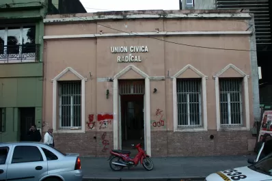 Un joven denunció que lo balearon en la puerta de la sede de la UCR