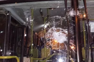 Acusan a la hinchada de Atlético Concepción por destrozos a un colectivo