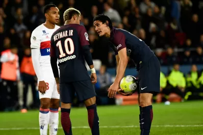 A Cavani le ofrecieron un millón de euros por dejarle patear los penales a Neymar, pero rechazó la propuesta