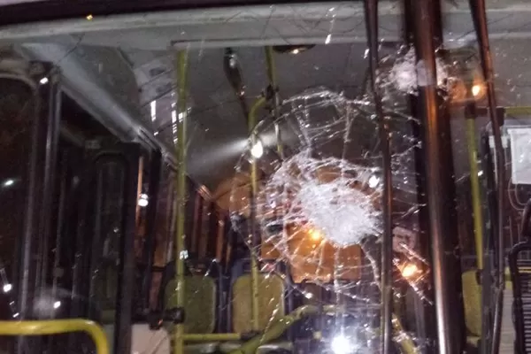 Acusan a la hinchada de Atlético Concepción por destrozos a un colectivo