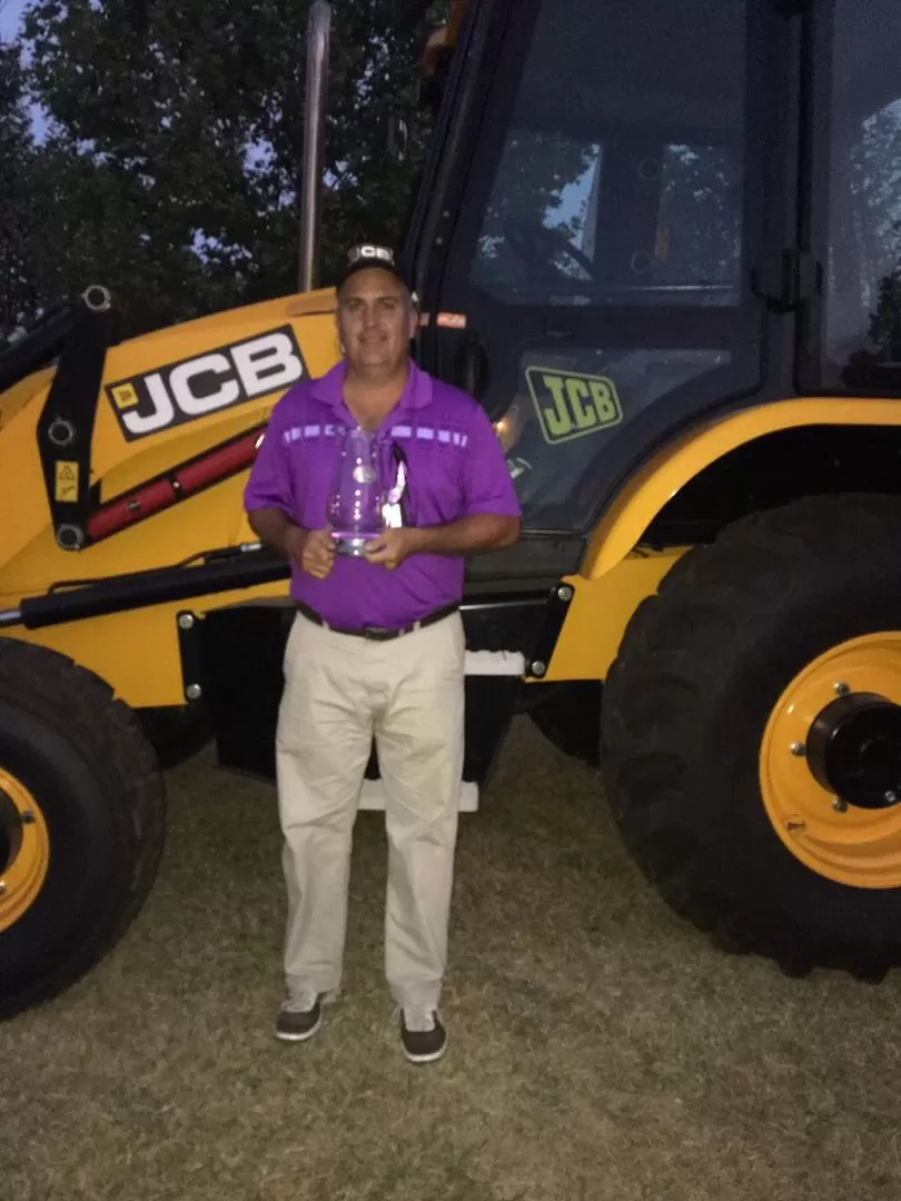 FELIZ. Garat muestra la copa que recibió tras hacer el mejor score gross.  