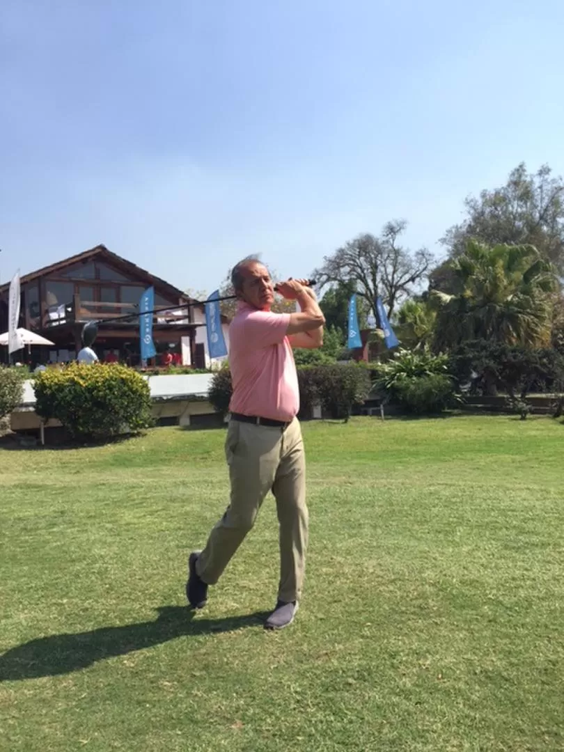 DISTINCIONES. Stettler (mejor score neto) y Cossio (approach) fueron premiados. FOTOS PRENSA JOCKEY CLUB 