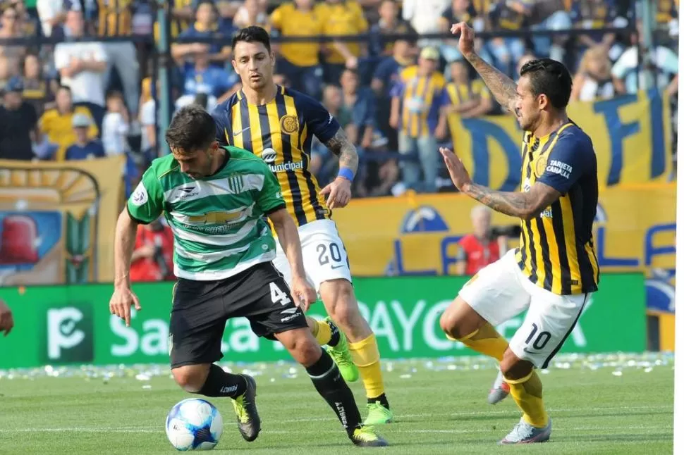 CUMPLIÓ. Gonzalo Bettini, de Banfield, se lleva la pelota ante Zampedri. 