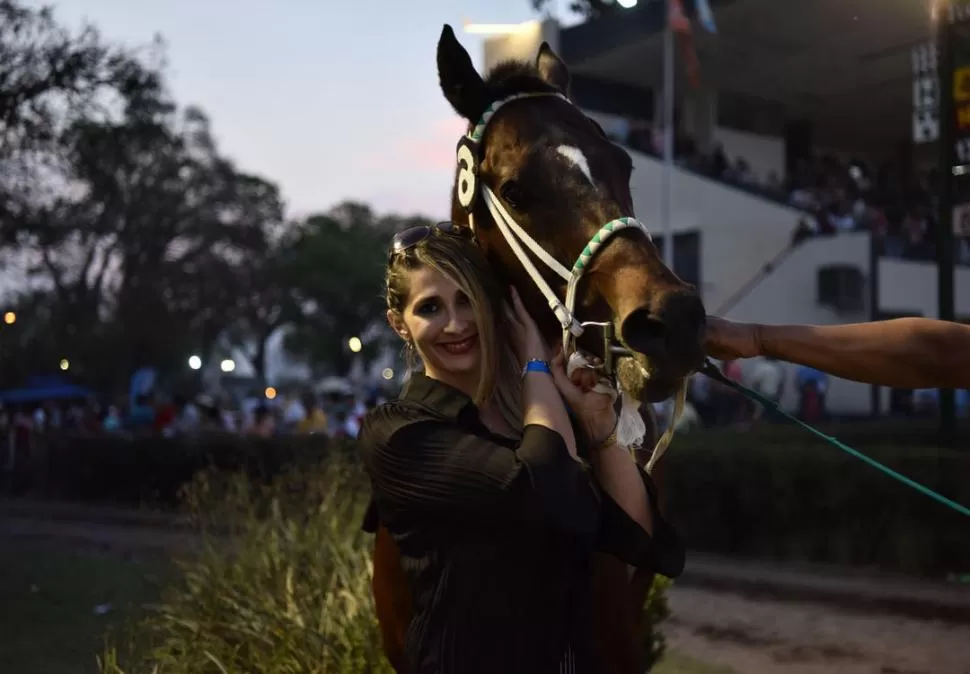 FELICES LOS DOS. Leila Noguera Assad posa junto a “Like the Wind”, uno de sus cuatro caballos. Este corrió ayer el clásico “Lito Bestani”, y terminó segundo; al caballo lo entrena el tío de Leila, César Assad. la gaceta / foto de Osvaldo Ripoll