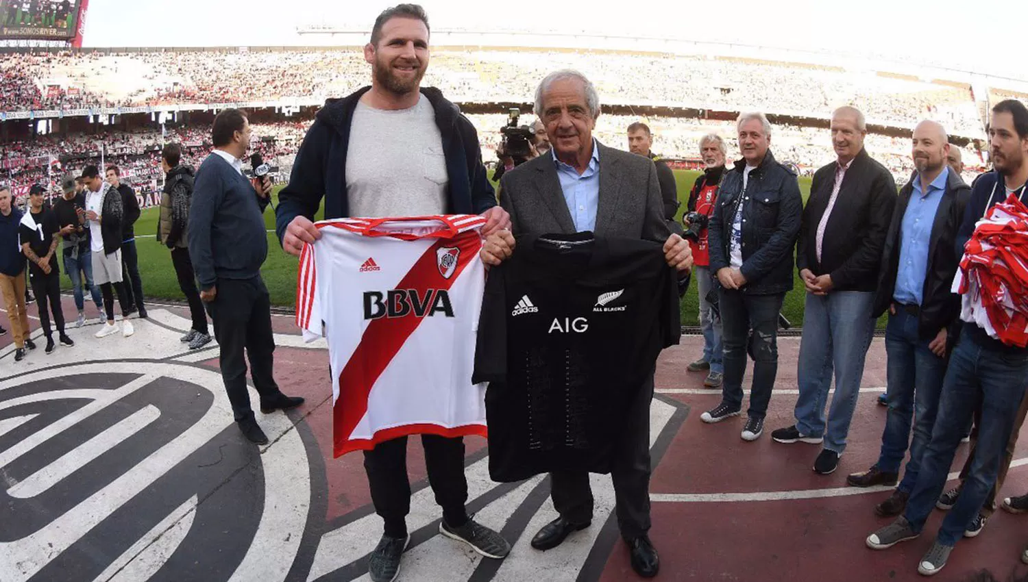 Rodolfo D'Onofrio y sus compañeros de la directiva recibieron a los All Blacks este domingo en El Monumental.
FOTO TOMADA DE PRENSA CLUB ATLÉTICO RIVER PLATE