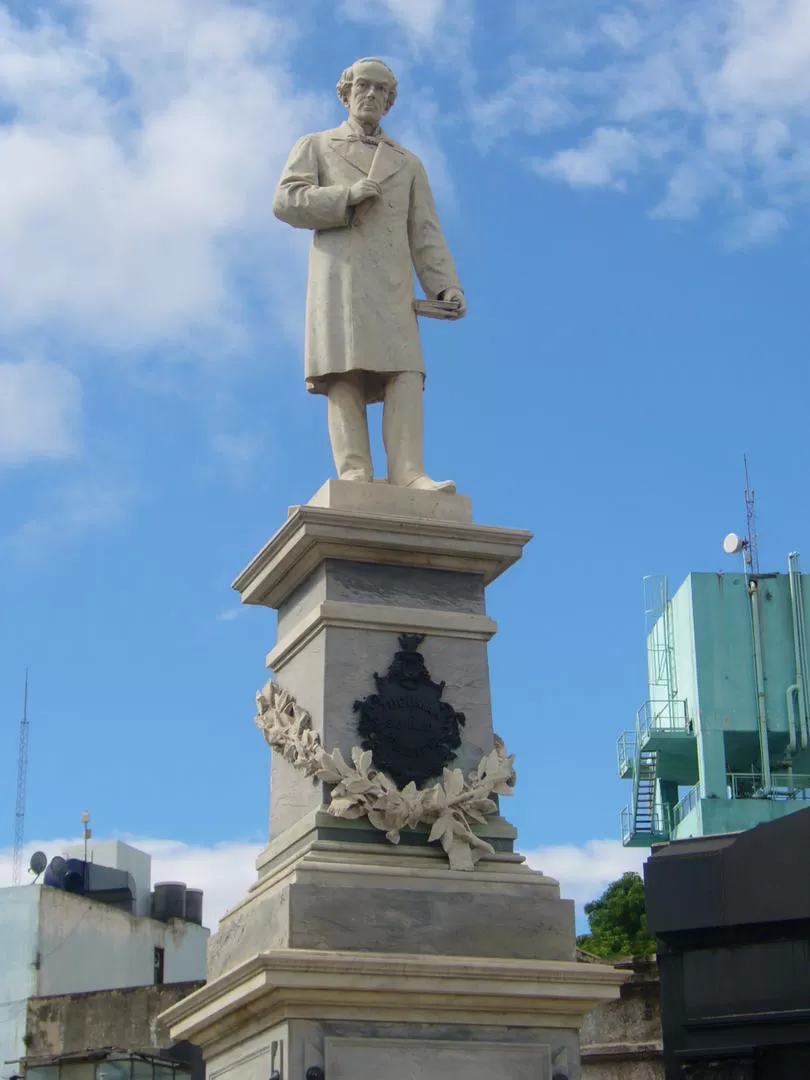 JUAN BAUTISTA ALBERDI. Estatua en su cenotafio de La Recoleta, obra del escultor Camilo Romairone. 