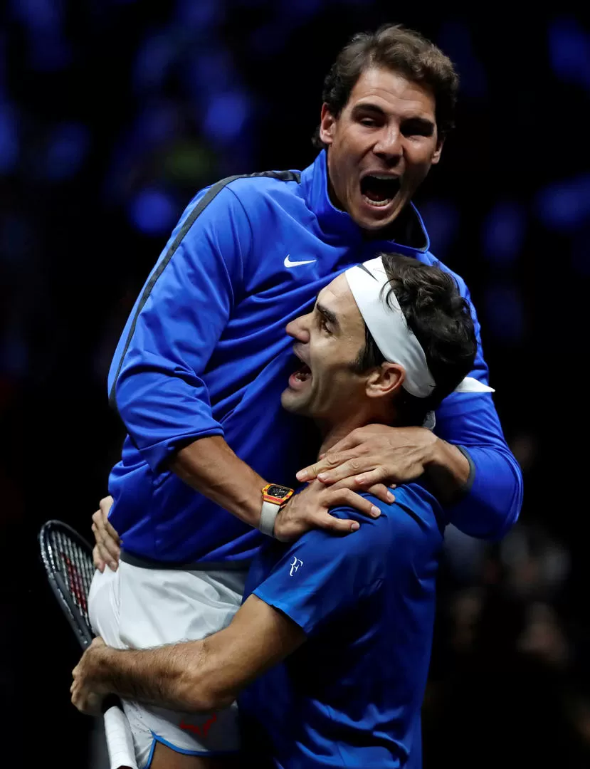 EMOCIÓN. Federer no dudó en levantar a Nadal cuando fue hasta él para festejar. reuters