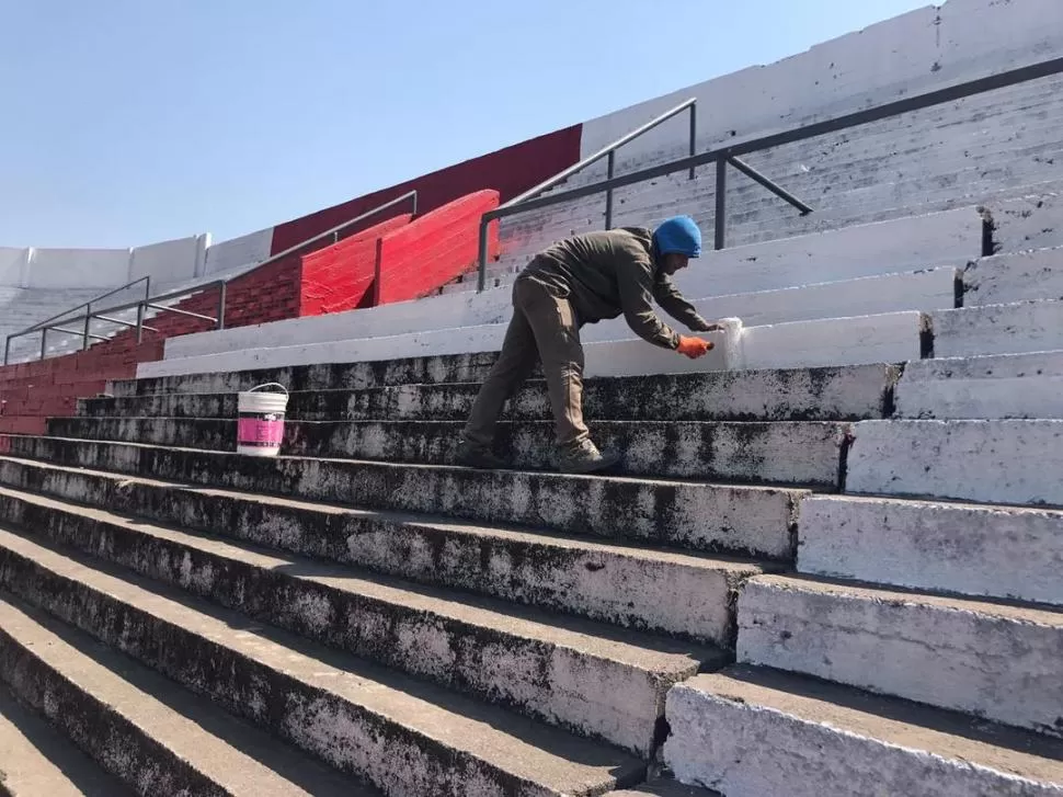 UN LAVADO DE CARA. La totalidad de las tribunas están siendo pintadas.