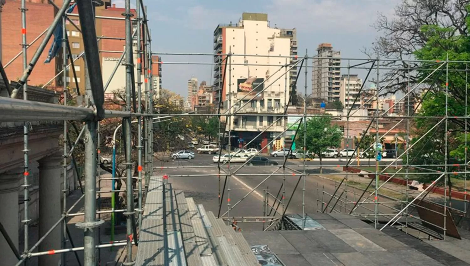 ESTRUCTURAS. Uno de los escenarios por los que se interrumpió el tránsito se encuentra montado en Corrientes al 1.000. FOTO TOMADA DE FACEBOOK.COM/MIGUEL.JURI.1