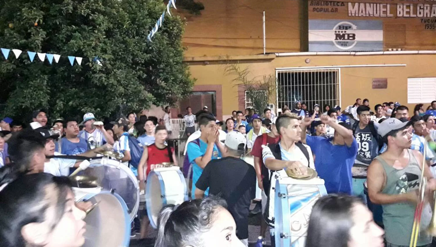A la medianoche, hinchas del decano se reunieron en la sede de 25 de Mayo 1351 para cantar el Feliz cumpleaños.
FOTO TOMADA DE PRENSA CLUB ATLÉTICO TUCUMÁN