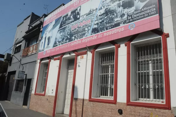 Analizan las cámaras del 911 para dar con el hombre que baleó a un joven radical