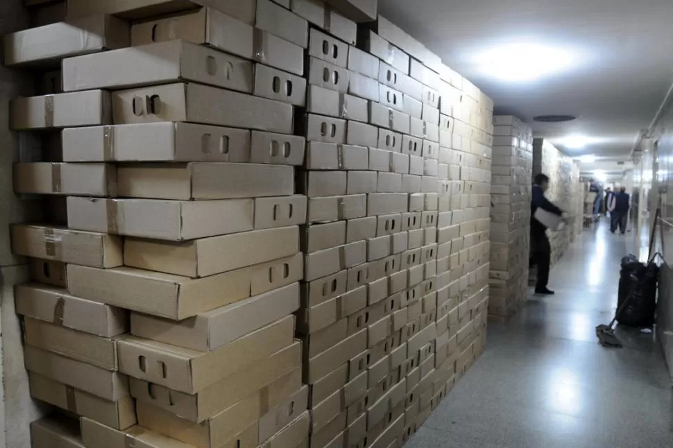 EN MARCHA. Las cajas con los útiles para las autoridades de mesa ya están en los pasillos de los tribunales federales. la gaceta / foto de analia jaramillo 