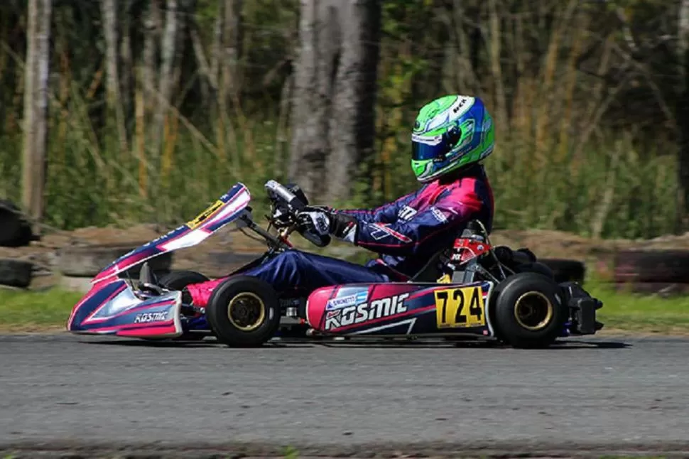 EN LA PISTA.Simonetto maneja un kart que le prepara el equipo RCK Kosmic; su próxima cita será el 14 de octubre, en Zárate foto de E-Kart Virtual Press